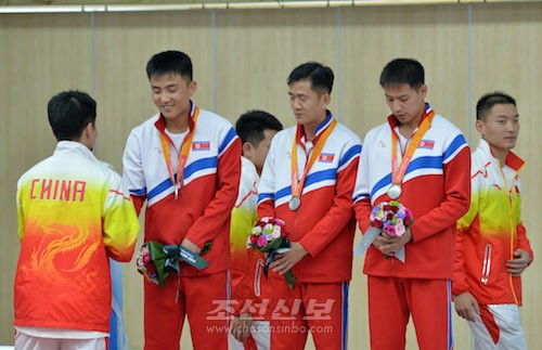 남자사격 단체전 10m이동목표사격경기에서 은메달을 쟁취한 조선선수들(사진 로금순기자)