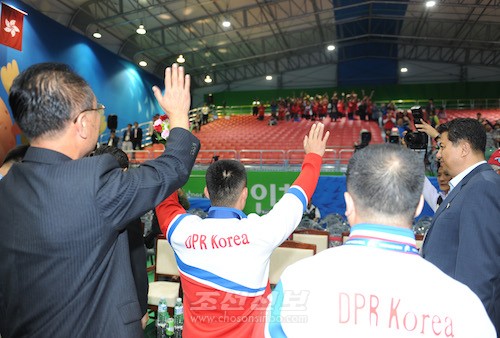 응원단에 손을 흔들며 인사하는 김은국선수(사진 로금순기자)