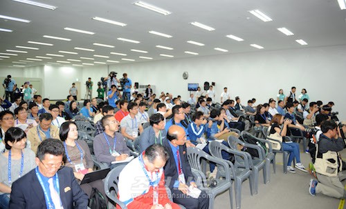 기자회견에 여러 나라 기자들이 수많이 참가하였다.(사진 로금순기자)