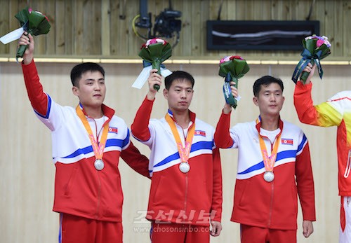 남자사격 혼합 단체 10m이동목표사격경기에서 은메달을 쟁취한 조선선수들(사진 로금순기자)