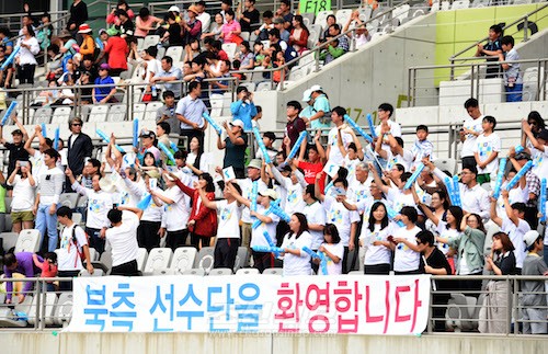 スタジアムで朝鮮選手たちに声援を送る「南北合同応援団」（28日の男子サッカー準々決勝、朝鮮対UAE戦で、写真：盧琴順）