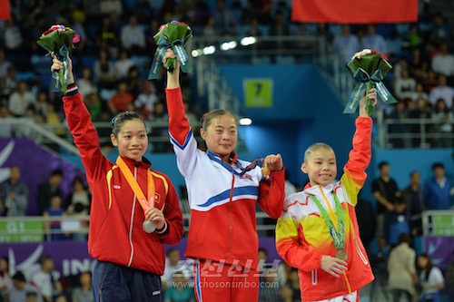녀자기계체조 평균대부문에서 금메달을 쟁취한 김은향선수(사진 중앙, 촬영 로금순기자)