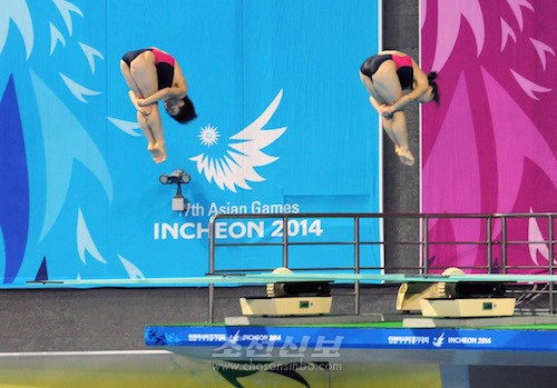 飛び込みの女子3㍍シンクロナイズドスプリングボードで銅メダルを獲得したチェ・ウンギョン選手、キム・ジノク選手ペアの試技（写真：盧琴順）
