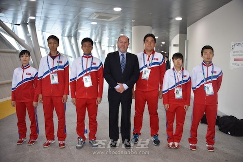 世界空手道連盟のアントニオ・エスピノス会長と写真に収まる同胞空手選手、監督