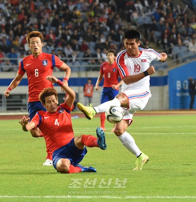 シュートを放つ朝鮮チームのFWパク・クァンリョン選手（写真：盧琴順）