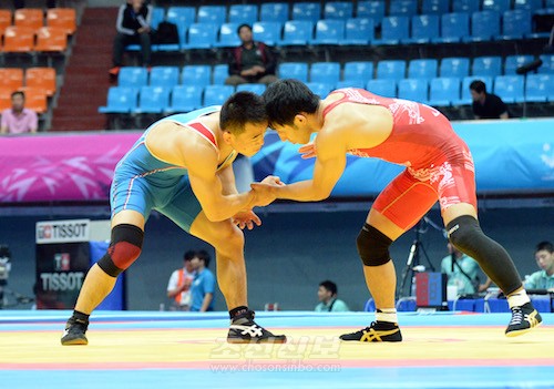 男子レスリング、グレコローマンスタイル59㎏級にてユン・ウォンチョル選手が銀メダルを獲得した。（写真左、撮影：盧琴順）