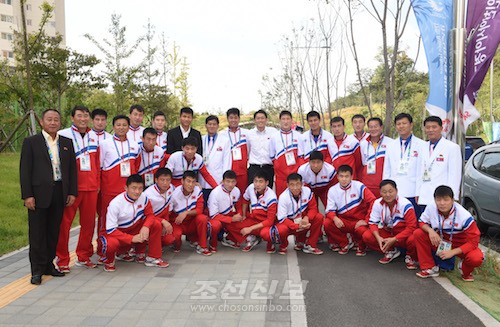조선축구팀들과의 기념촬영(사진 로금순기자)