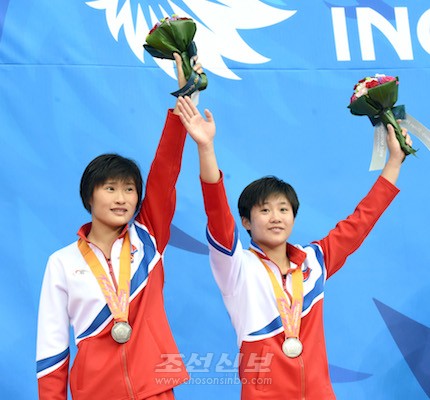 녀자물에 뛰여들기 녀자2인 10m고정판경기에서 은메달을 쟁취한 김은향, 송남향선수(사진 로금순기자)