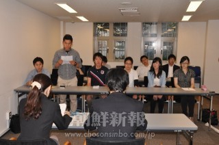 朝鮮学校卒業生連絡会の代表たちが要請文を文科省に提出した。