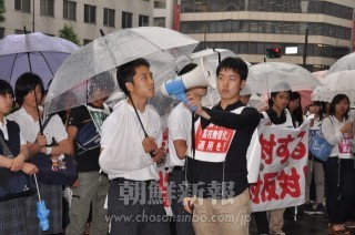 文科省前での抗議活動には東京朝鮮中高級学校の生徒らもかけつけた。