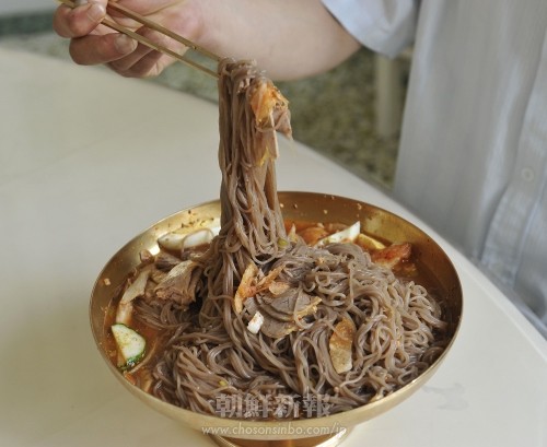 伝統の平壌冷麺（写真：文光善記者）