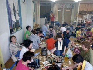老若男女100人が参加した焼肉交流会（昨年7月、写真提供＝広島市西分局）