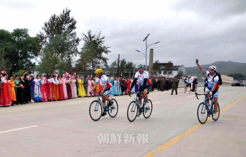 朝中国境をまたいで行われた自転車祭典（朝鮮中央通信＝朝鮮通信）