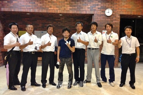 栗城さん（左から4番目）と兵庫県青商会の関係者たち