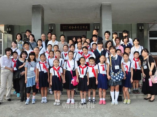 平壌綾羅小学校で記念撮影するワークショップ参加者