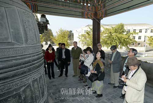 開城南大門にある演福寺の鐘を訪れたツアー一行（写真：文光善）