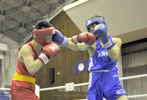 李選手も「良きライバル」と語っていた駿台学園高校の鈴木選手との一戦。（2012年の選抜大会で）