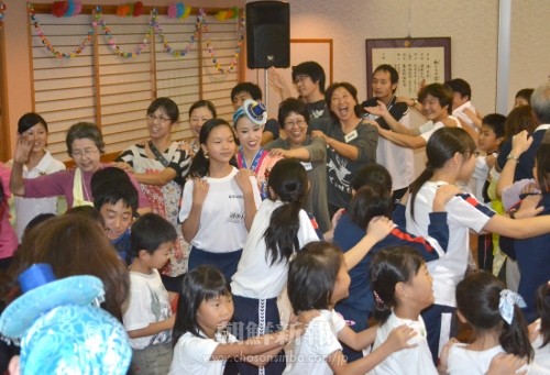 初日の夕食歓迎会の様子。福島初中の生徒らと日本人士、同胞らが兵庫歌舞団の民謡に合わせ一つの輪になった。