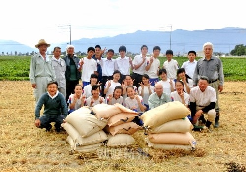 後日、脱穀が行われた。収穫量は600キログラムだった。収穫したお米は、ハッキョ支援米として販売したり、学校の給食に当てられる。