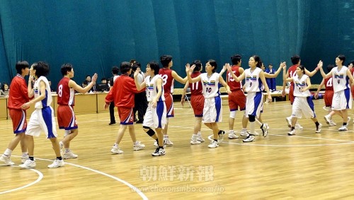 日本体育大学と朝鮮体育大学の交流試合（6日、平壌体育館。写真：文光善）