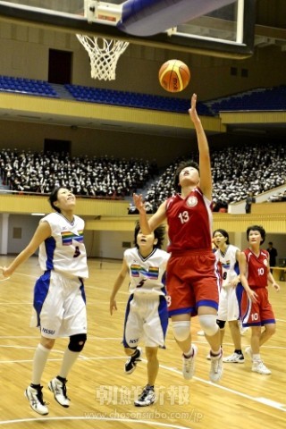 日本体育大学と朝鮮体育大学の交流試合（6日、平壌体育館。写真：文光善）
