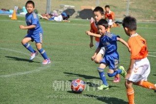 男子はサッカーで熱戦を繰り広げた。
