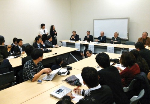記者会見（11日）には日本と南朝鮮、中国の多くのメディアが詰めかけた