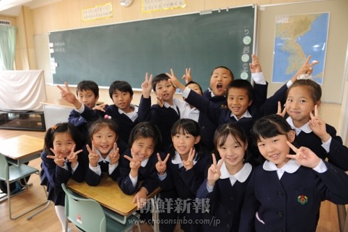新校舎で学ぶ喜びに溢れる京都初級の児童たち