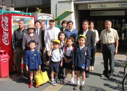 子どもたちと共に東大阪初級に赴く女性同盟と「ネットワーク・なら」のメンバーら（写真は、同校最寄駅の近鉄布施駅）