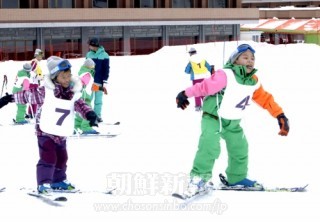 スキーキャンプに参加した小学生たち（朝鮮中央通信＝朝鮮通信）