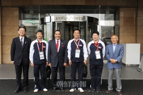 朝鮮代表団の役員を表敬訪問した松浪理事長（左から３人目）と谷釜学長（左）