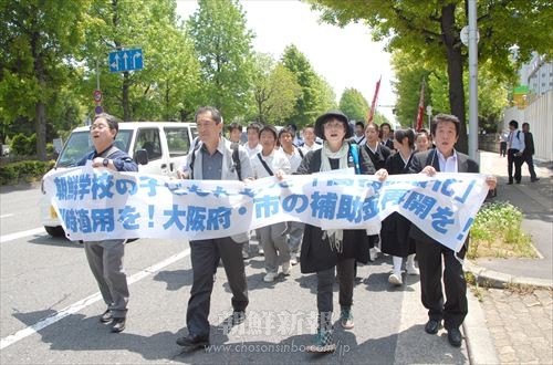 デモ行進する「火曜行動」参加者たち