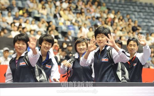 試合後、笑顔で手を振る朝鮮選手たち（写真＝盧琴順）