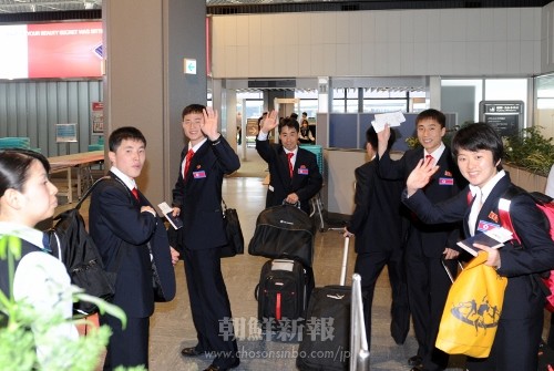 成田空港で別れのあいさつをする選手たち