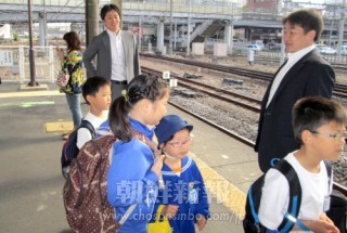 ホームで子どもたちを笑顔で迎える李桂樹会長(写真奥)