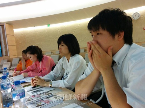審査を傍聴する在日朝鮮青年学生代表団メンバーたち