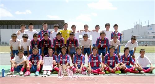 準優勝した東大阪中級サッカー部の生徒たち