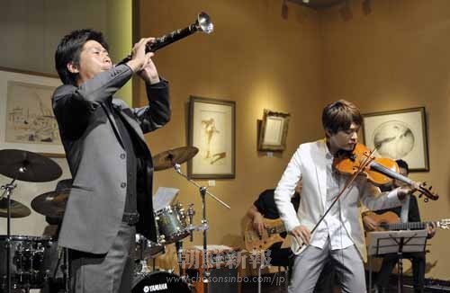 都内のカフェで行われたライブに出演した崔永徳さん（左）と崔誠一さん（2010月6月10日）