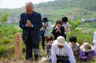 平壌・龍山墓地を訪れた日本人遺族ら