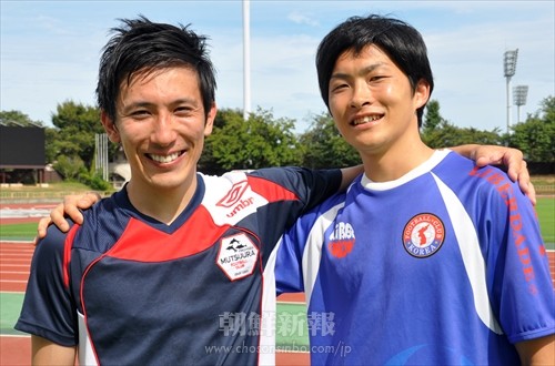 試合後、記念撮影に応じてくれた横浜市社会人選抜（左）とFCコリア（右）の主将