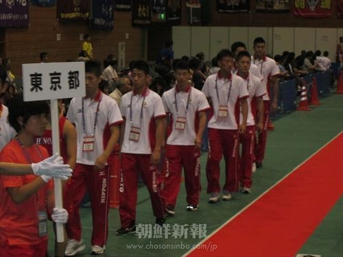 開会式で堂々と入場する東京中高の李鎮宇選手（後ろから4人目）
