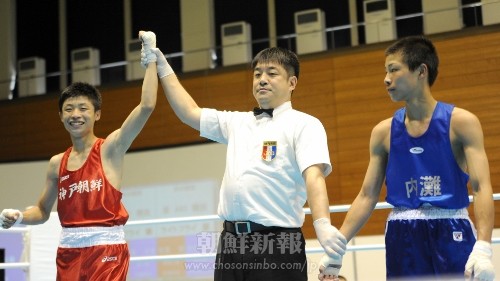 インターハイ・ボクシング競技3回戦で判定勝ちし、喜ぶ神戸朝高の梁成秀選手（左）