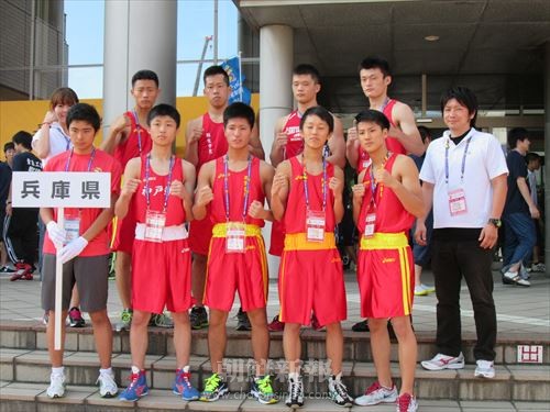 開会式を終え、兵庫県代表の選手らとの記念撮影に臨む神戸朝高の梁成秀選手（前列左から2人目）