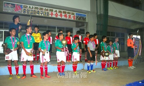 舞台でサッカー部員たちが紹介された。
