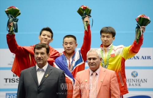 重量挙げ男子56kg級で優勝したオム・ユンチョル選手（中央、写真：盧琴順）