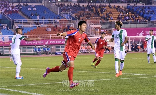 男子サッカー決勝トーナメント、朝鮮対インドネシア戦。2点目を決めて喜ぶチョウ・グァン選手（写真：盧琴順）