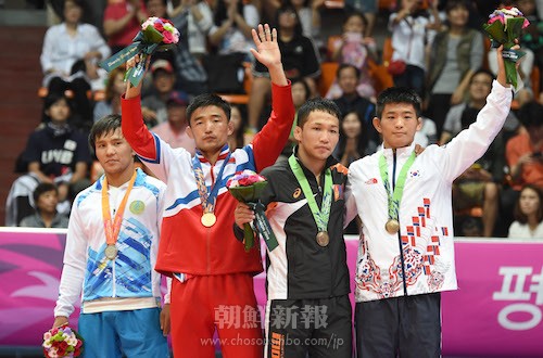 決勝でザフスタンの選手と対戦し、金メダルを獲得したチョン・ハッチン選手（写真 左から2番目、撮影：盧琴順）