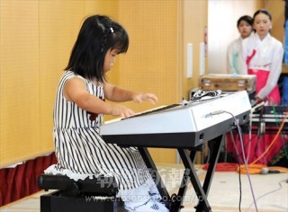 東京で開かれたムジゲ会全国交流フェスタでピアノを弾く池香緒さん。演奏は参加者たちに深い感動と喜びを与えた