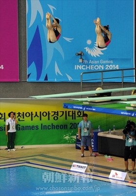 飛び込みの女子3メートルシンクロナイズドスプリングボードで銅メダルを獲得したチェ・ウンギョン選手、キム・ジノク選手ペアの試技（写真：盧琴順）