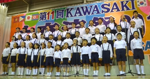 川崎初級の全児童たちによる歌声が体育館に鳴り響いた。